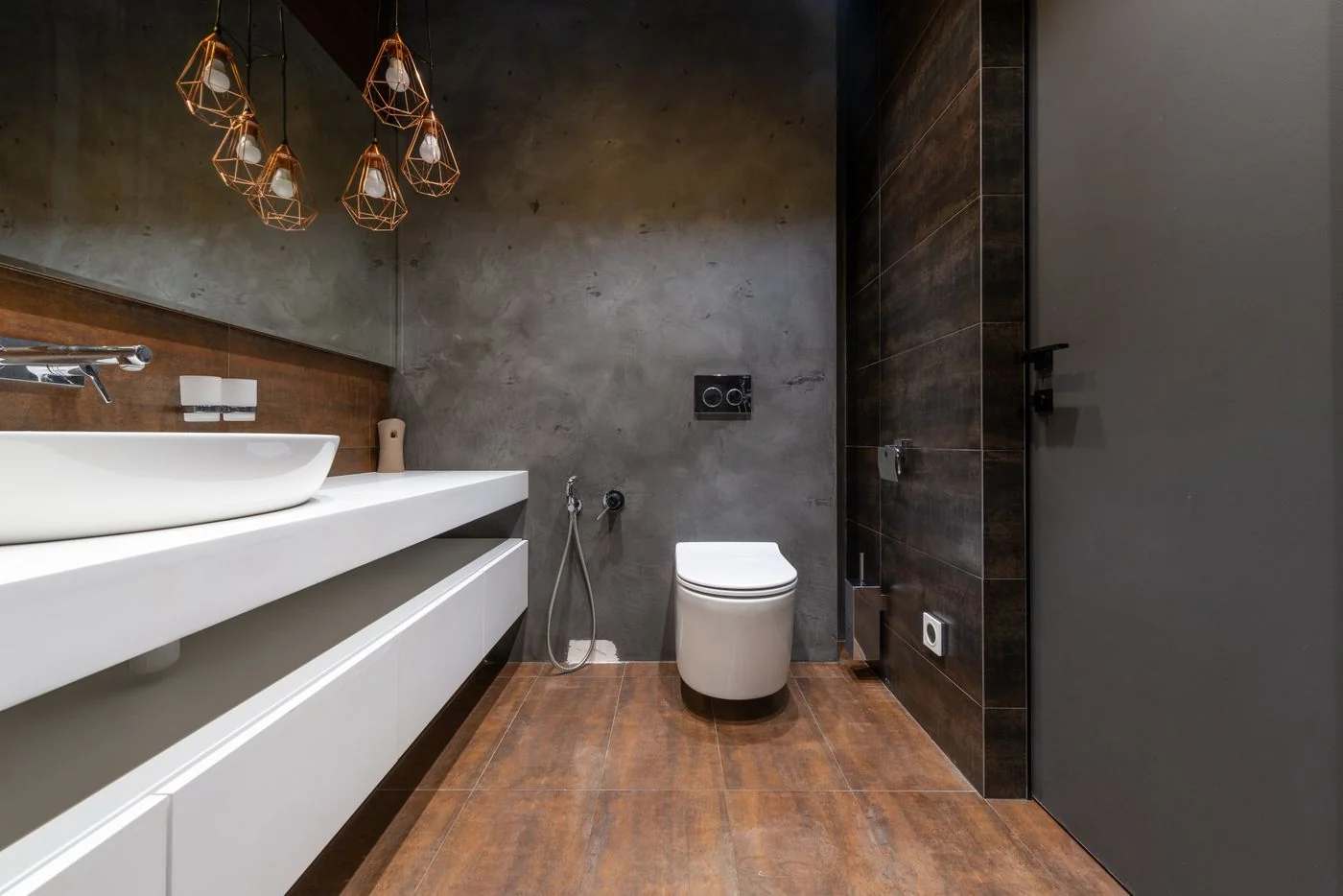 Modernes Badezimmer mit klaren Linien
