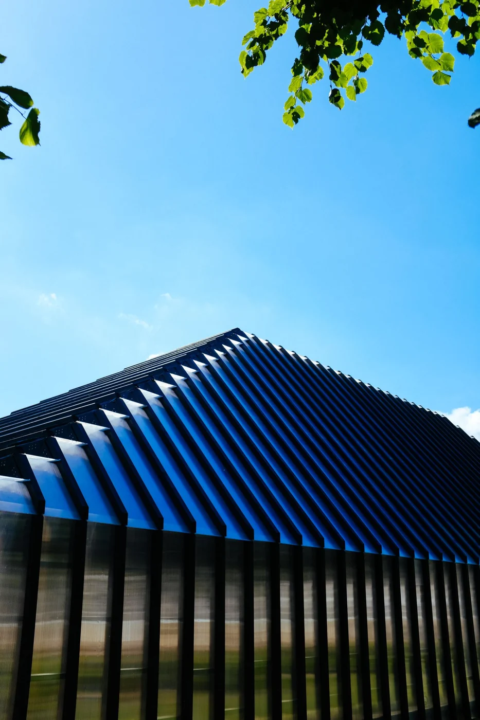 Detail einer gefalteten Metalldachkonstruktion