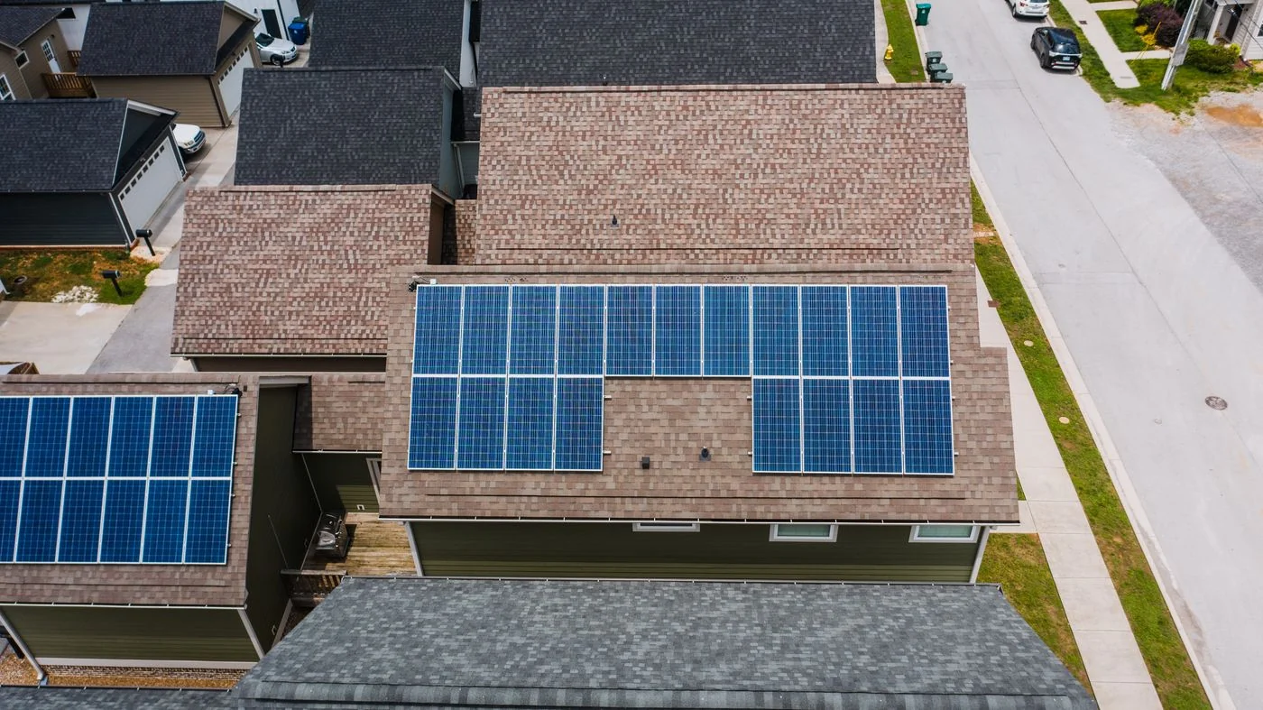 Solarmodule auf den Dächern eines Wohnquartiers
