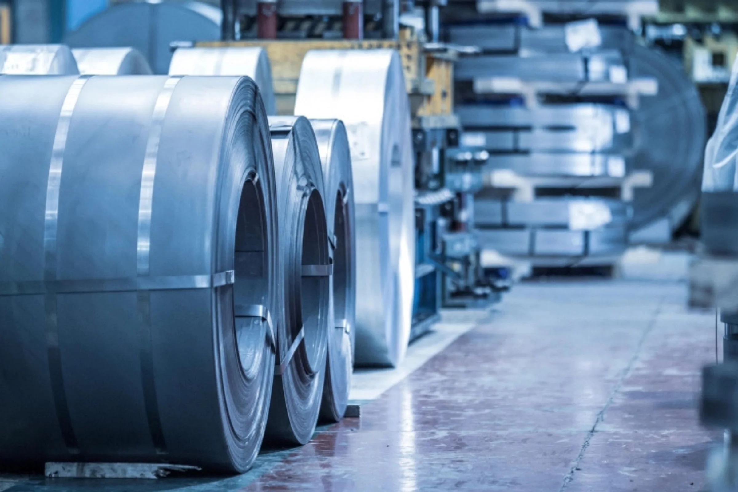 Grosse Stahlcoils in einer Industriehalle – illustratives Materialmotiv