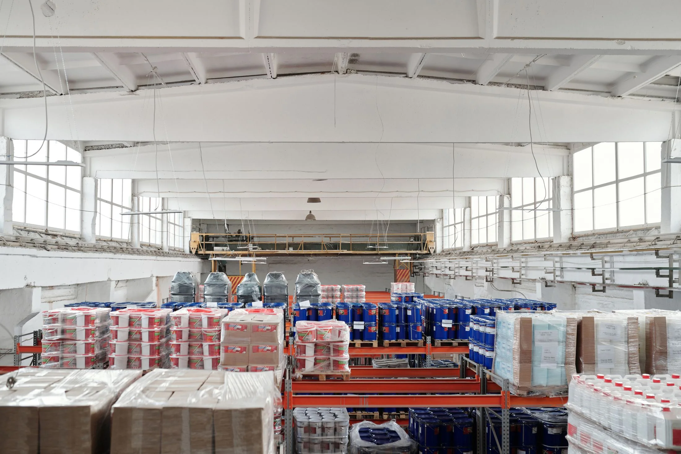 Regale und Paletten in einer Lagerhalle – illustratives Logistikfoto von Pexels