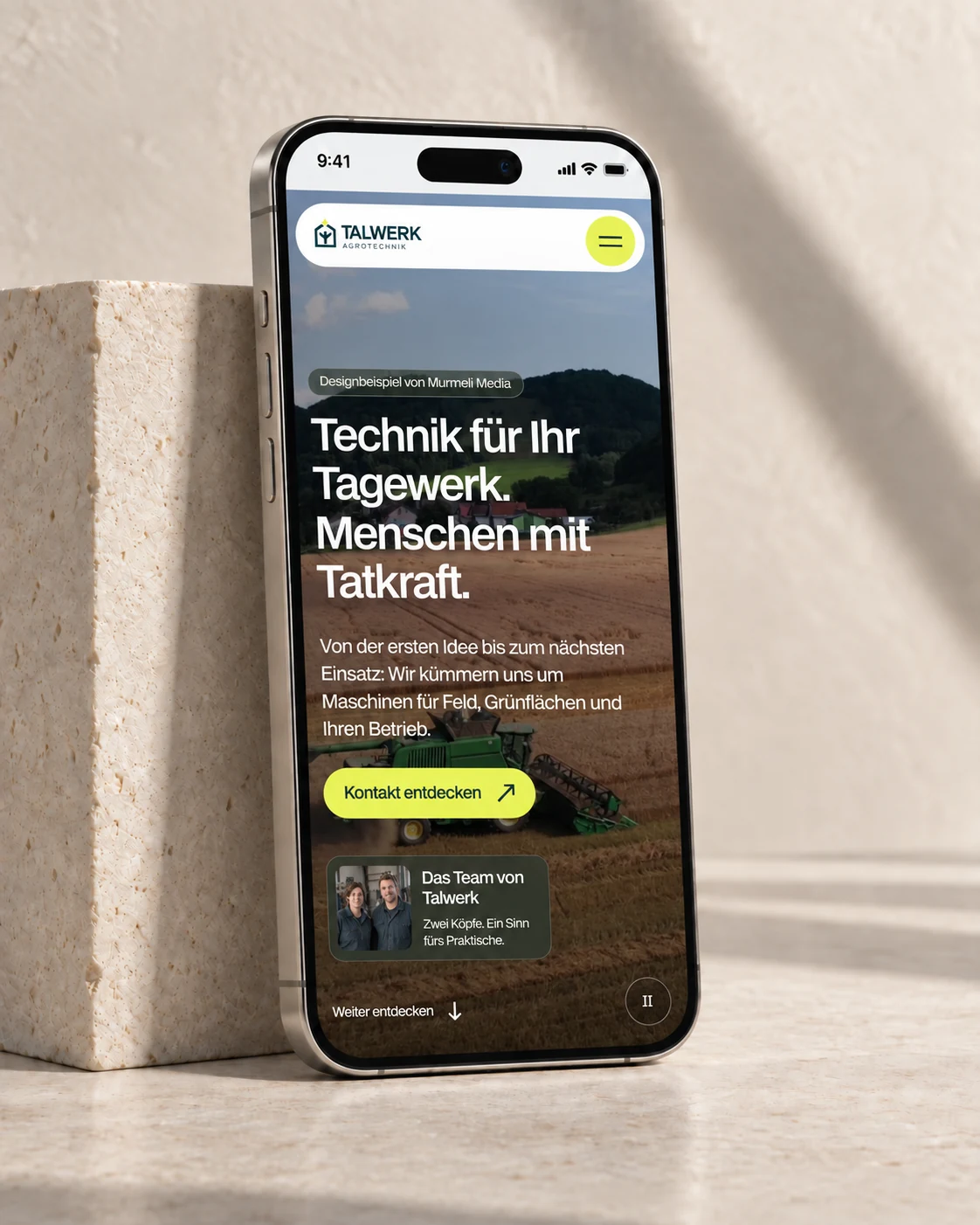 Mobile Talwerk-Website auf einem iPhone vor hellem Naturstein
