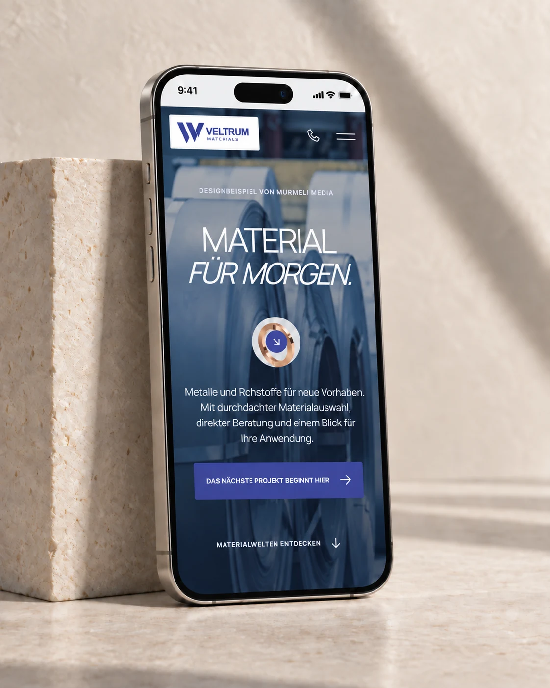 Mobile Veltrum-Website auf dem iPhone vor hellem Naturstein